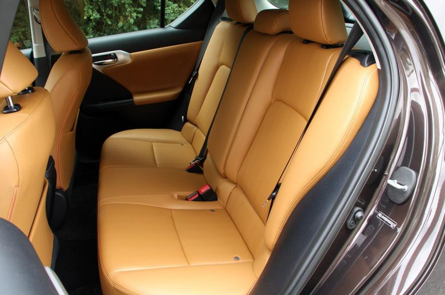  Lexus CT200h 2010 года  (фото 143 из 266)